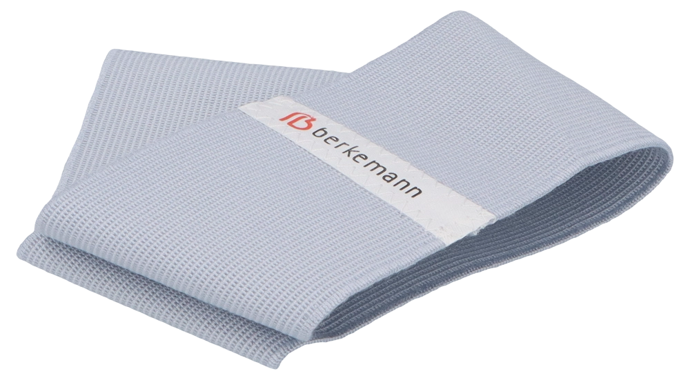 Berkemann-Kreuzbandage in hellblauer Farbe, in schräger Seitenansicht dargestellt. Elastische Bandage mit feiner Netzstruktur und sichtbarem Berkemann-Label, zur Stabilisierung und Entlastung des Mittelfußbereichs.